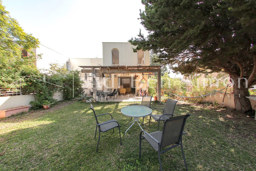 בשכונה שקטה ומבוקשת בקיסריה וילה עם אדריכלות מעוטרת בחלונות קשתיות