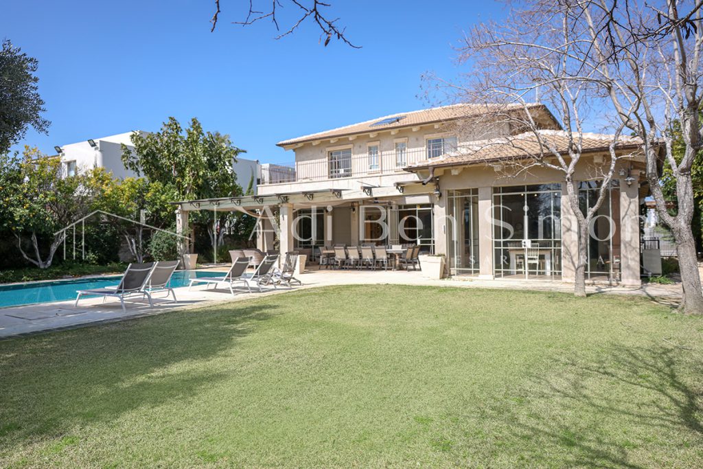 וילה בשכונה מבוקשת פסטורלית שקטה הקרובה לים בעיצוב טוסקני-כפרי